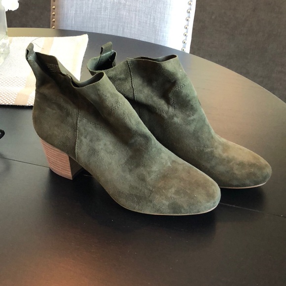 NWT Steve Madden olive green suede heeled booties! - Picture 1 of 4